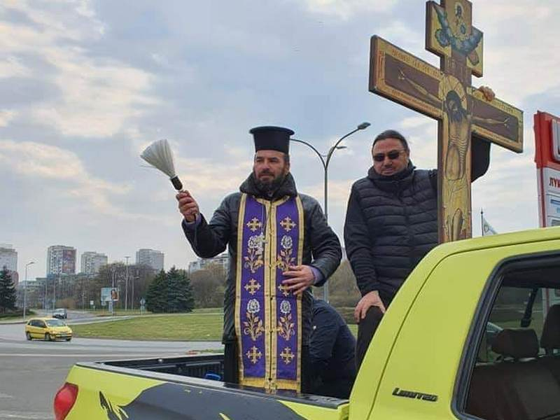 Шаш! Бургаски свещеник яхна мощен джип в необичайна битка срещу COVID-19 ВИДЕО