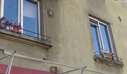 БЛИЦ TV: Софиянци съвсем се чалнаха, вижте какво се случва по прозорците в центъра на столицата