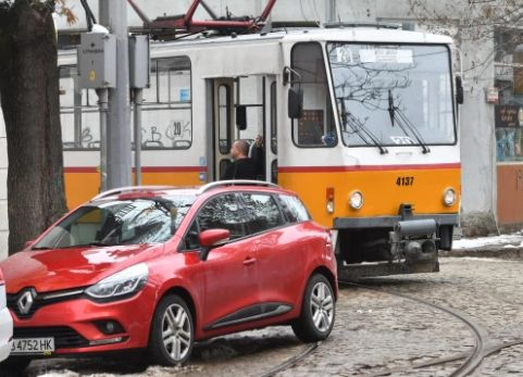 Дезориентиран шофьор създаде смут в центъра на София с паркирането си СНИМКА