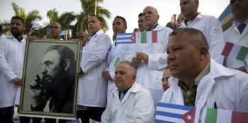 Как го направиха: „Армията от бели престилки“ на Фидел Кастро помага в над 60 държави по света 