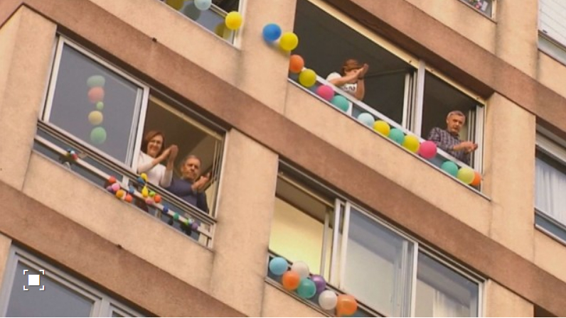 Парти на балкона: Испанците празнуват вкъщи, за да повдигнат духа на лекари и пациенти