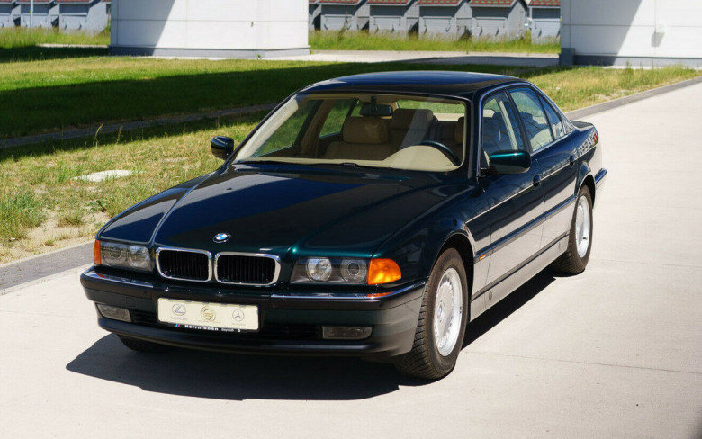 Продава се BMW 740i от 1997 г., престояло 23 г. в херметичен балон СНИМКИ