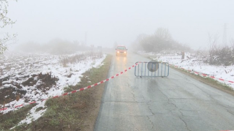 Бетонни прегради спират движението по пътищата до Велико Търново
