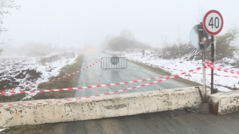 Бетонни прегради спират движението по пътищата до Велико Търново