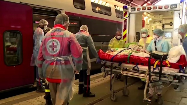Уникално ВИДЕО: Влак - стрела мести тежко болни с COVID-19 във Франция 