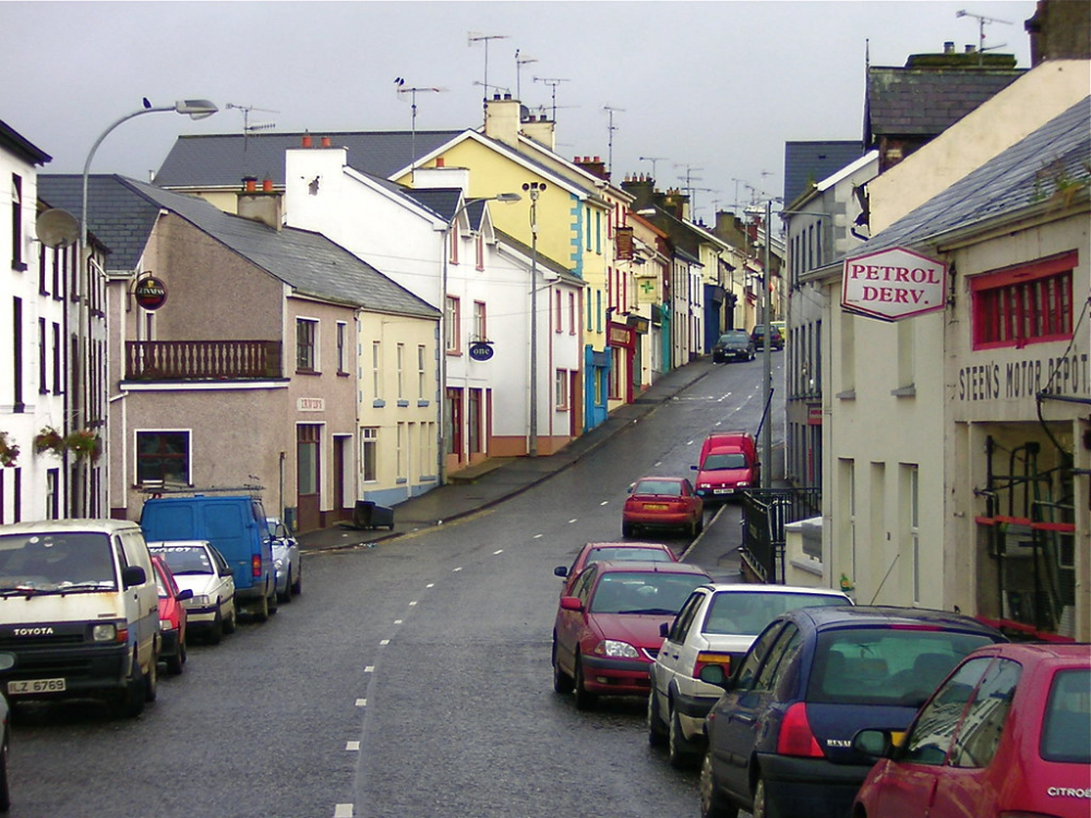 Стотина нашенци подлудиха град под карантина в Северна Ирландия! 