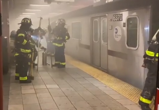 Голям пожар в метрото в Ню Йорк, най-малко един е загинал ВИДЕО