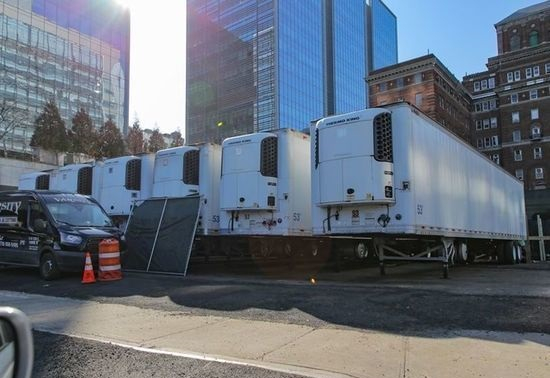 В Ню Йорк е страшно: Докараха хладилни камиони за труповете на жертвите на COVID-19 ВИДЕО 