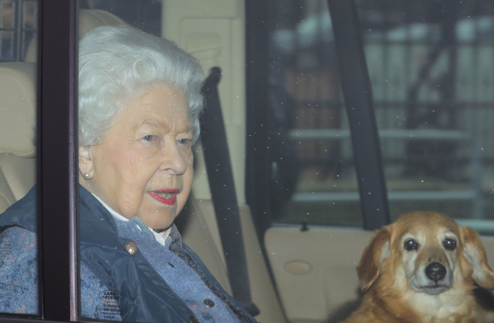 Много близък лакей на кралица Елизабет II е болен от COVID-19