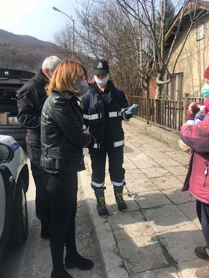 Фандъкова сложи маска и ръкавици и тръгна по улиците, за да.. СНИМКИ