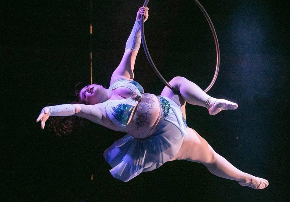 100-килограмова танцьорка със страхотно шоу за възрастни СНИМКИ 18+