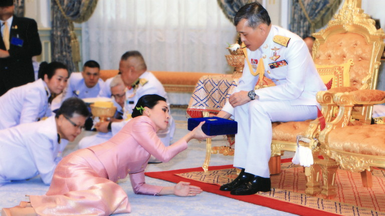 Това е карантина: Кралят на Тайланд се самоизолира с цял харем в луксозен хотел 
