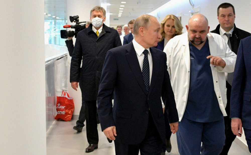 Главният лекар на московската болница срещу COVID-19 се разболя от вируса, с него се ръкува Путин ВИДЕО