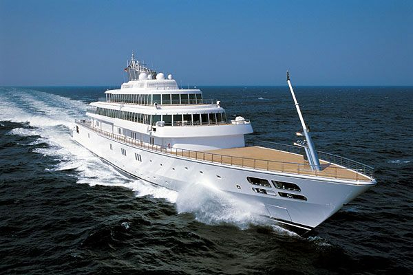 Милиардер се самоизолира на яхтата си, но го съсипаха от критики СНИМКИ