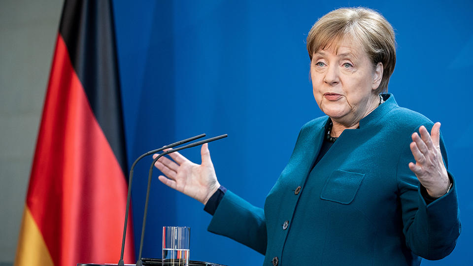 Меркел устиска 14 дни вкъщи и пое юздите на управлението