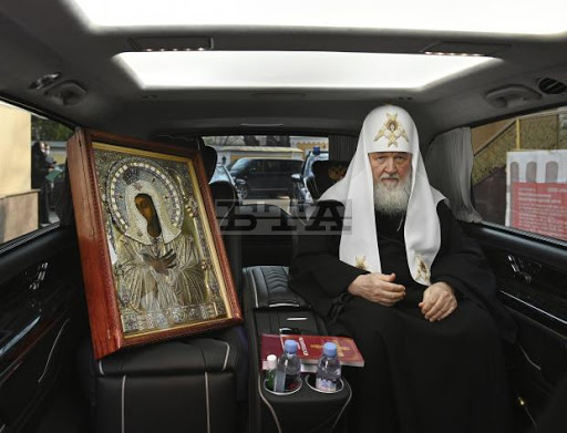 Руският патриарх обикаля Москва с икона на Богородица