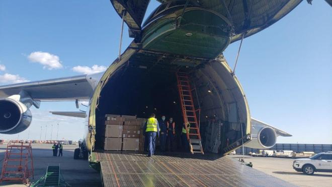 Вижте СНИМКИ от разтоварването на Ан-124 с помощта от Русия за САЩ