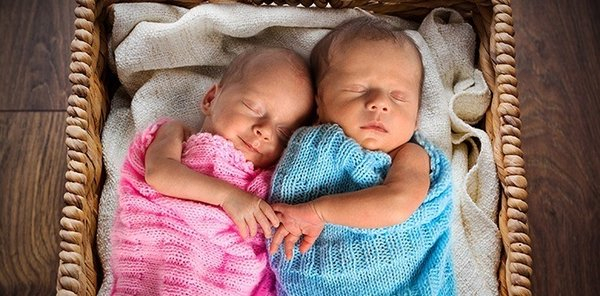 Семейство кръсти новородените си близнаци Ковид и Корона