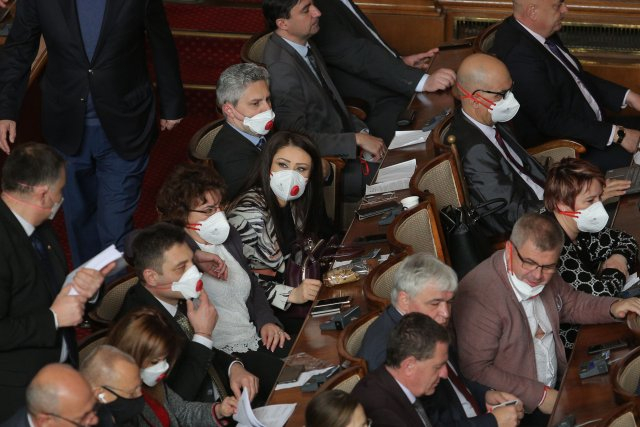 Страшни скандали тресат парламента заради депутатските заплати