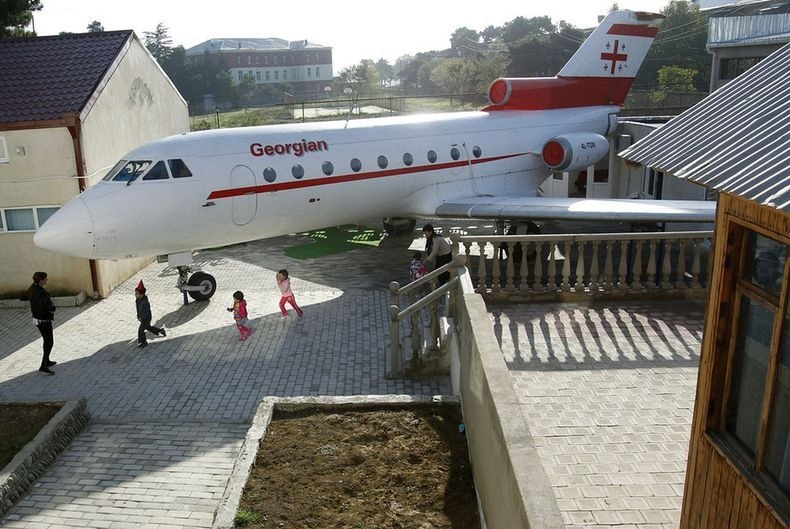Стар съветски самолет в Грузия събира очите на туристите