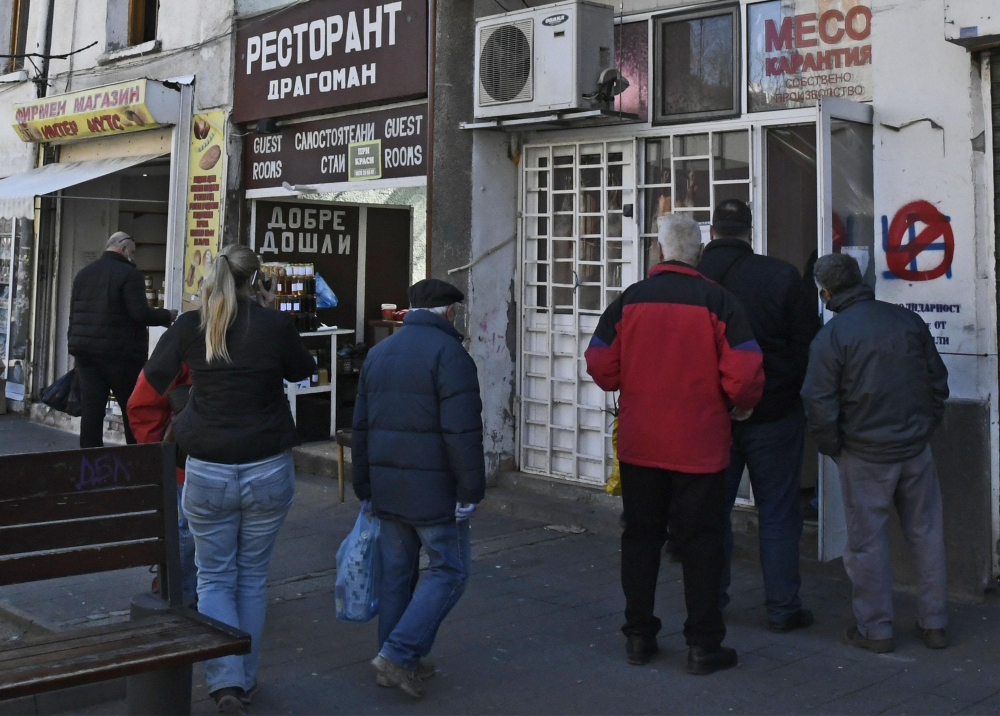 В София се затопли и ето какво се случи с дистанцията и предпазните средства СНИМКИ