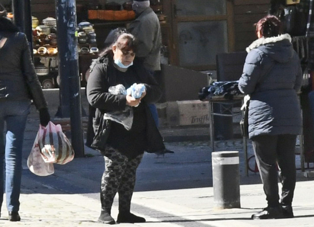 В София се затопли и ето какво се случи с дистанцията и предпазните средства СНИМКИ