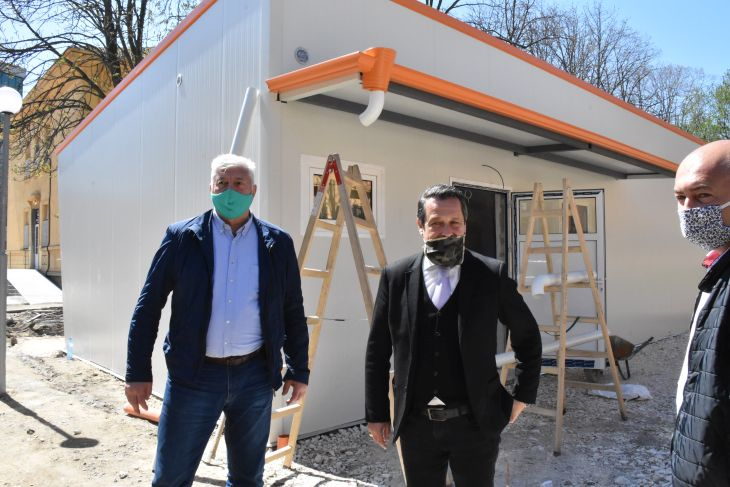 Изграждането на лабораторията за COVID-19 в Пловдив е на финала си СНИМКИ