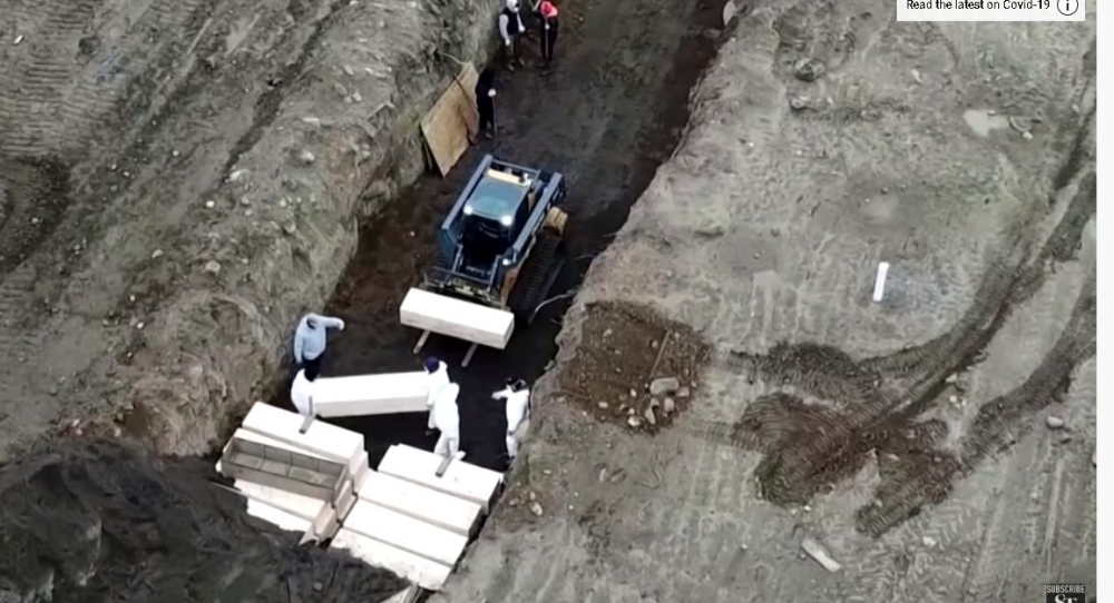 Не е за хора със слаби сърца: В Ню Йорк багер копае огромен масов гроб, тирове карат ковчезите ВИДЕО