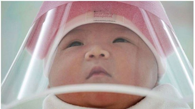 Новородените в Банкок получават шлемове срещу коронавируса СНИМКИ