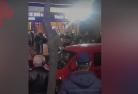 Турци устроиха масов бой пред магазини на опашката за продукти ВИДЕО 