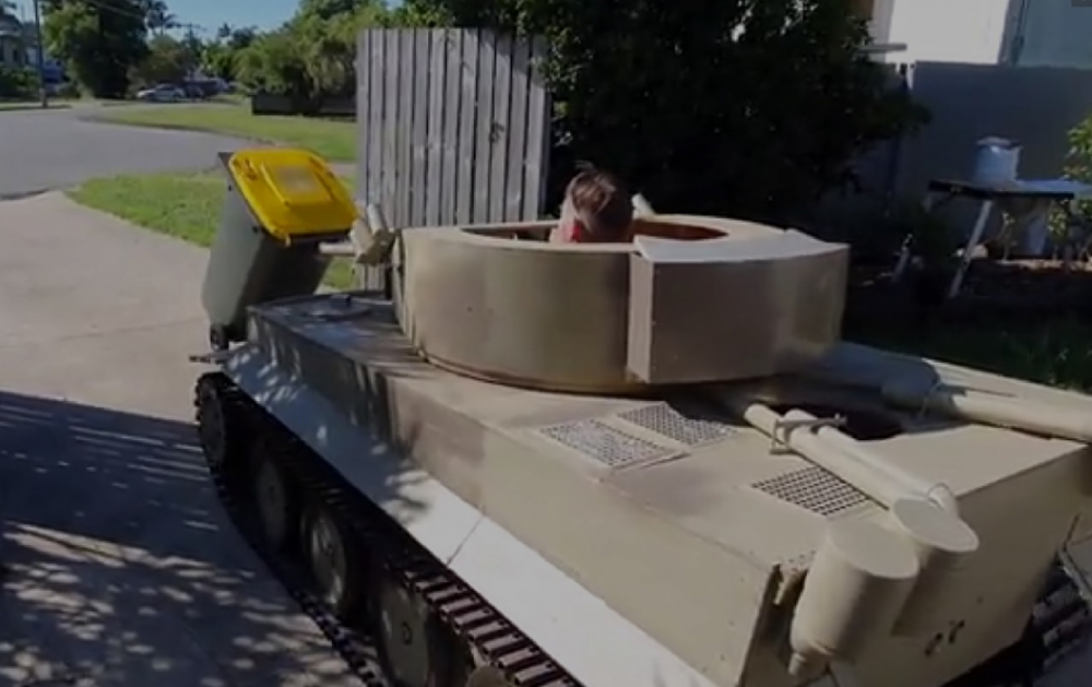 Мъж изнася боклука с мини танк от страх от коронавируса ВИДЕО
