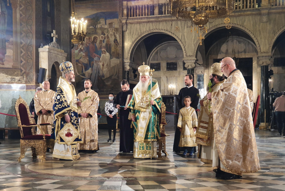 Започна празничната Света литургия в София, ето какво се случва в храма СНИМКИ
