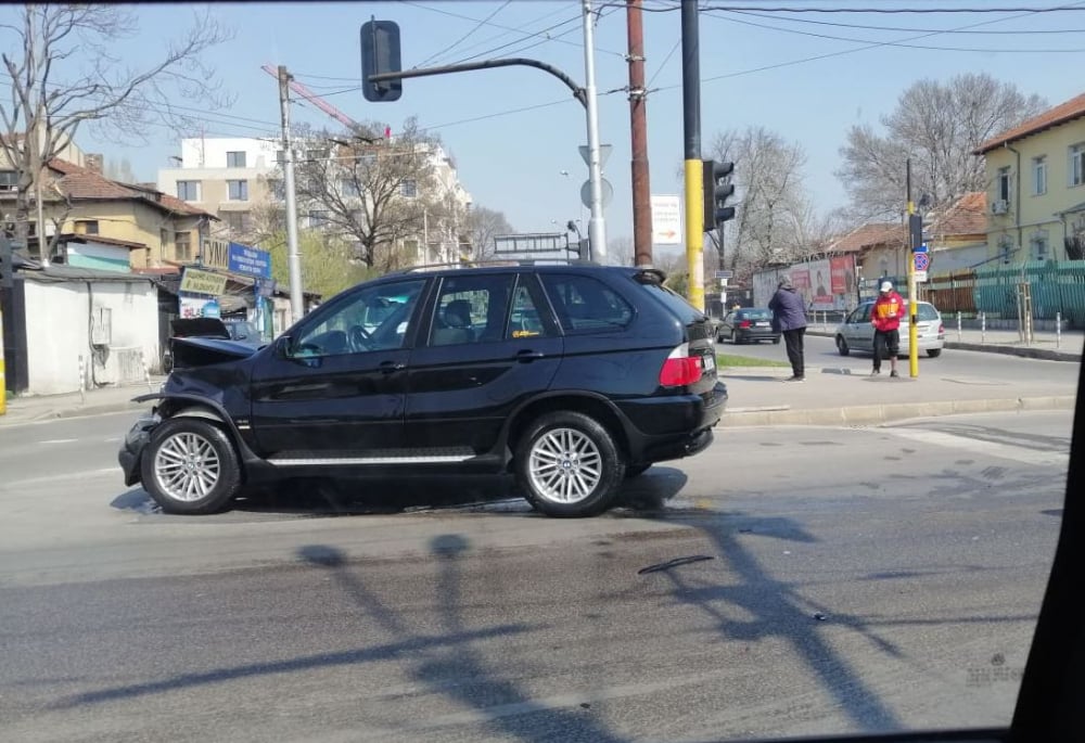 Първо в БЛИЦ! Верижно меле на столичната Сточна гара СНИМКИ