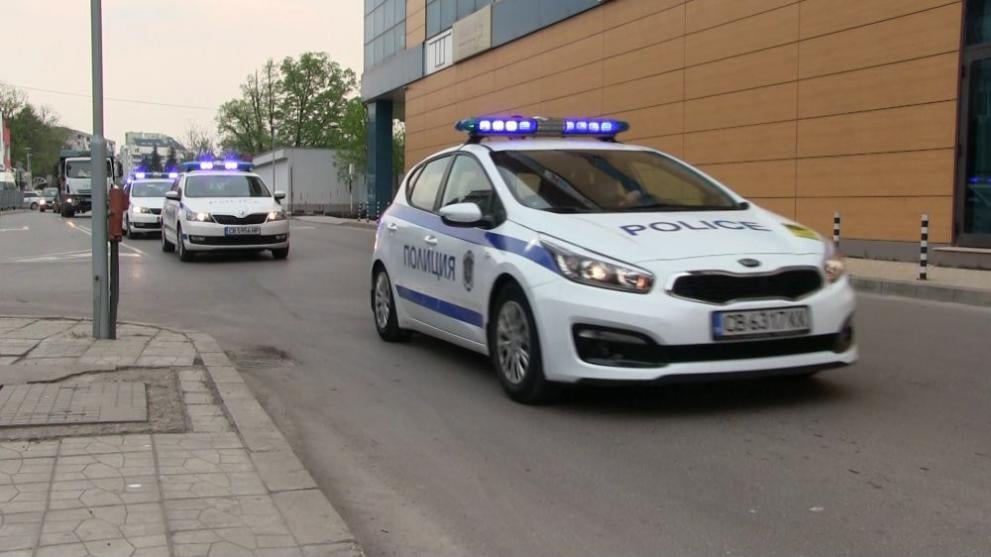 Полицаи в Русе почетоха медиците на първа линия по уникален начин СНИМКИ 