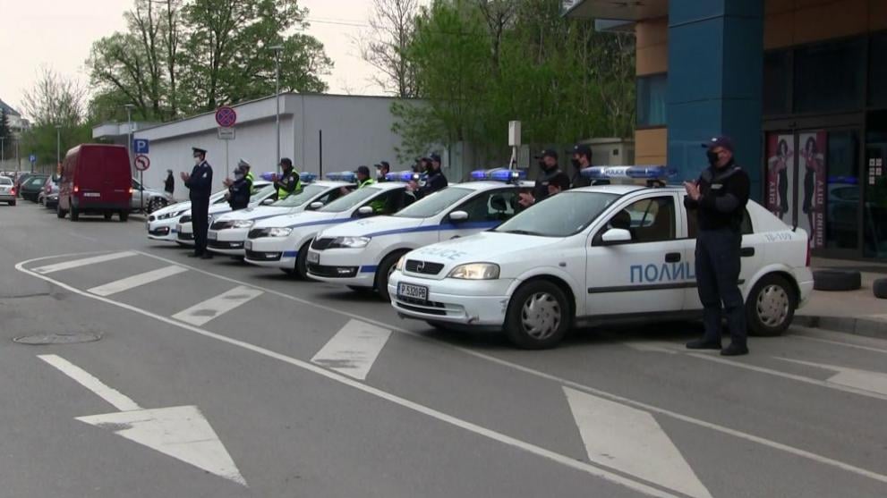 Полицаи в Русе почетоха медиците на първа линия по уникален начин СНИМКИ 