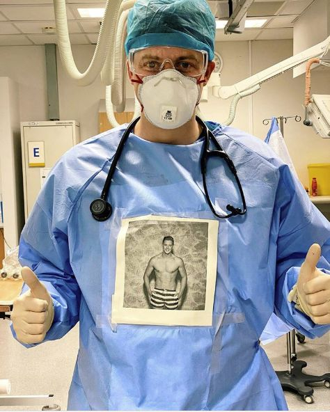 Лекар измисли странен начин да усмихне болните с коронавирус СНИМКА 