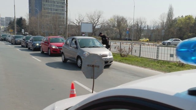 Великден в извънредно положение: Километрични опашки на изходите на София