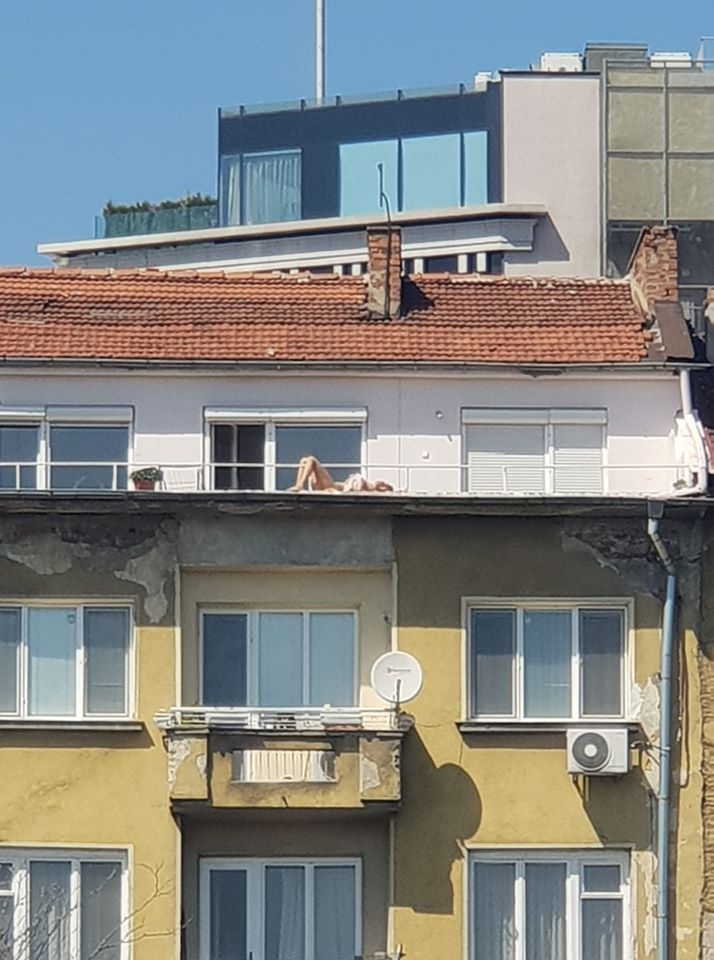 Плаж до НДК: Гола софиянка под карантина на балкон втрещи съседите си  СНИМКА 18+