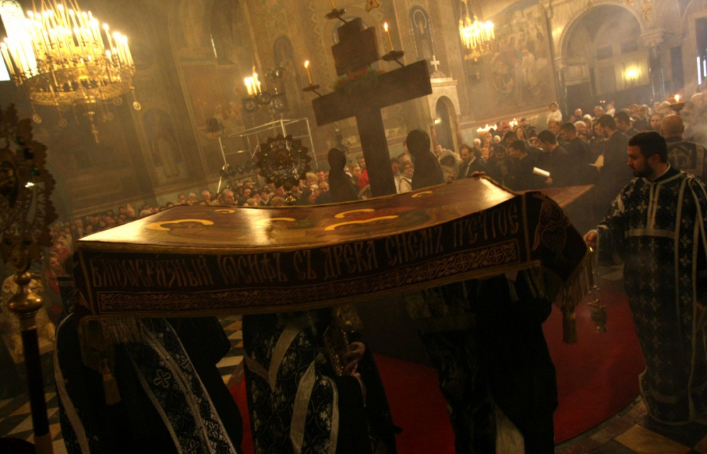 Св. Синод: Плащаницата на Разпети петък да не се целува