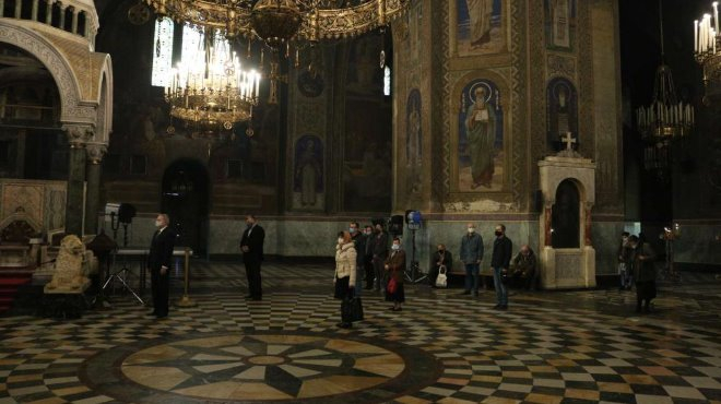 СНИМКИ от „Св. Александър Невски“ показват чуха ли миряните Борисов и Мутафчийски  