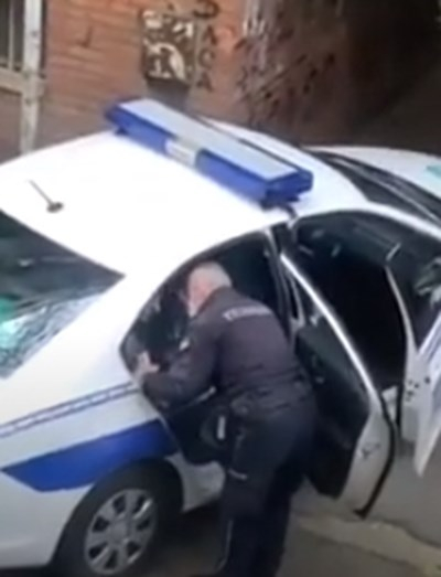 Сръбски полицай бие гражданин, нарушил полицейския час ВИДЕО