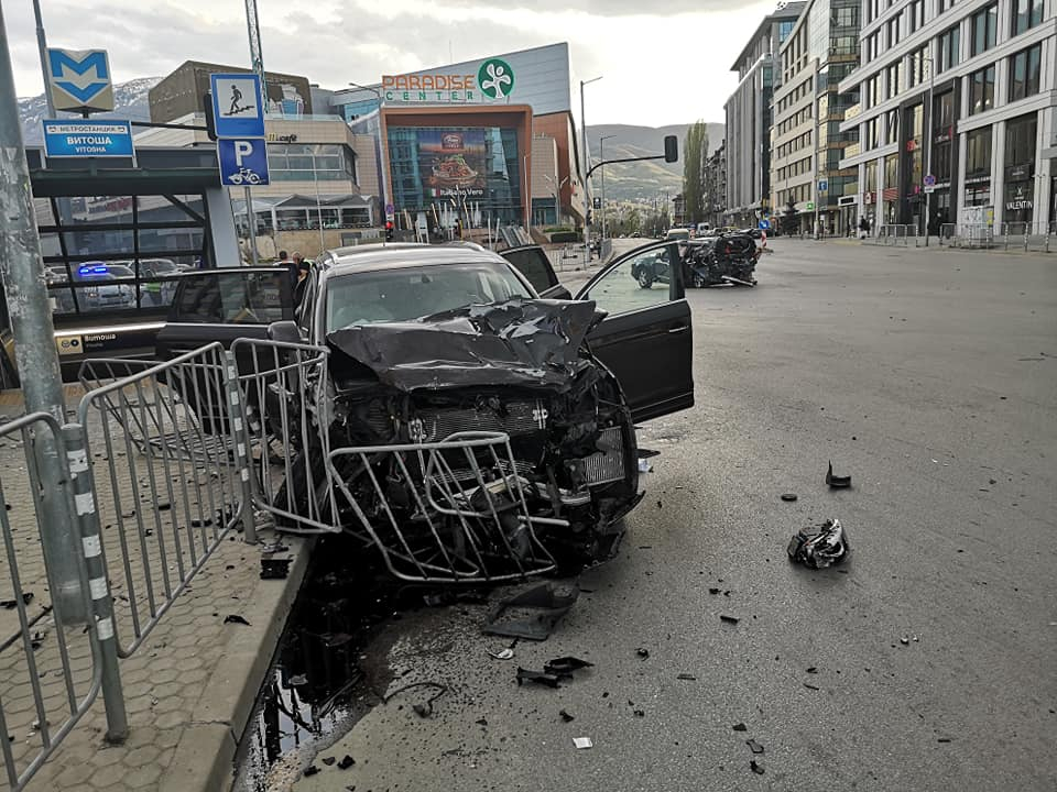 Разкритие на БЛИЦ: Помляната на бул. "Черни връх" кола е на журналиста Милен Цветков