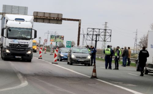 Екшънът по КПП-тата около София продължава с пълна сила, шофьори се опитват да пробият блокадата! СНИМКИ