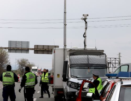 Екшънът по КПП-тата около София продължава с пълна сила, шофьори се опитват да пробият блокадата! СНИМКИ