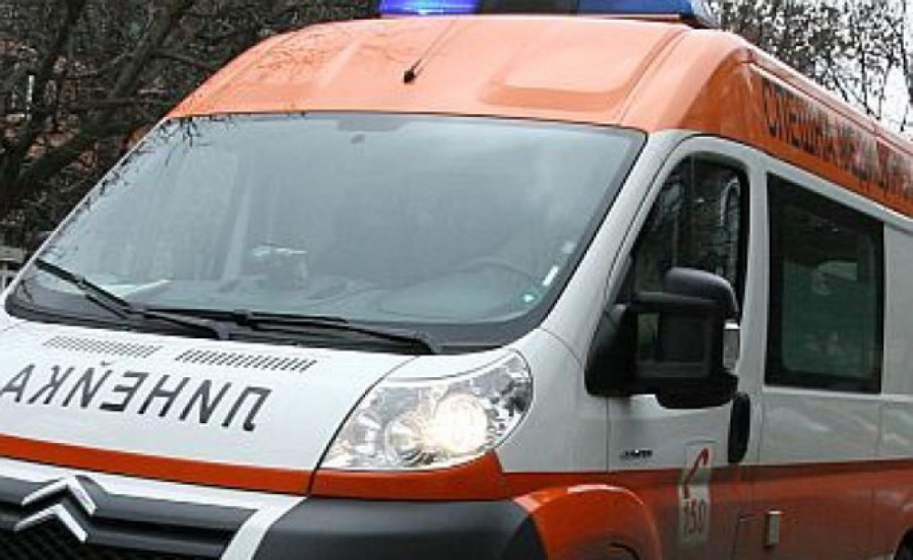 Мъж почина в бус на прага на болницата в Сливен