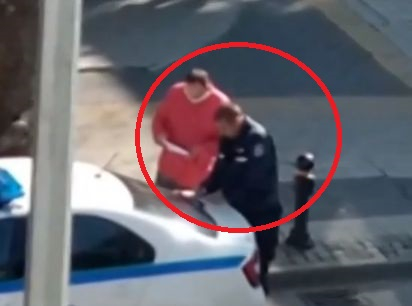 Прецедент в Пловдив! Глобиха полицай за голяма издънка, докато пише акт ВИДЕО 