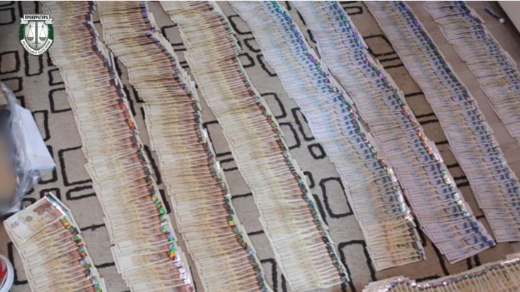 Килим от пари: Прокуратурата показа какво е открила в бърлогата на биячите на Слави Ангелов ВИДЕО