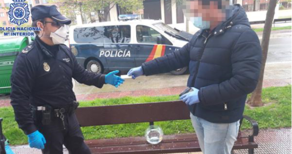 Полицията в Испания глоби мъж, разхождал... рибките си 