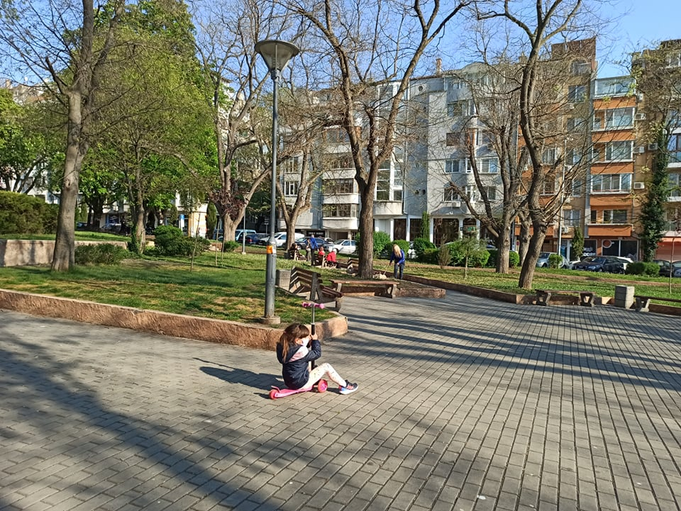 Как изглежда Бургас, след като върнаха пейките в парковете СНИМКИ