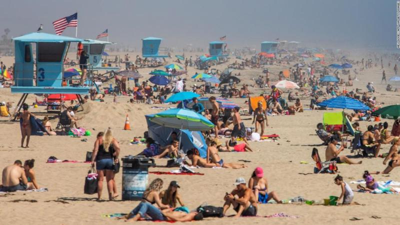 Истинско безумие по плажовете на Калифорния СНИМКА
